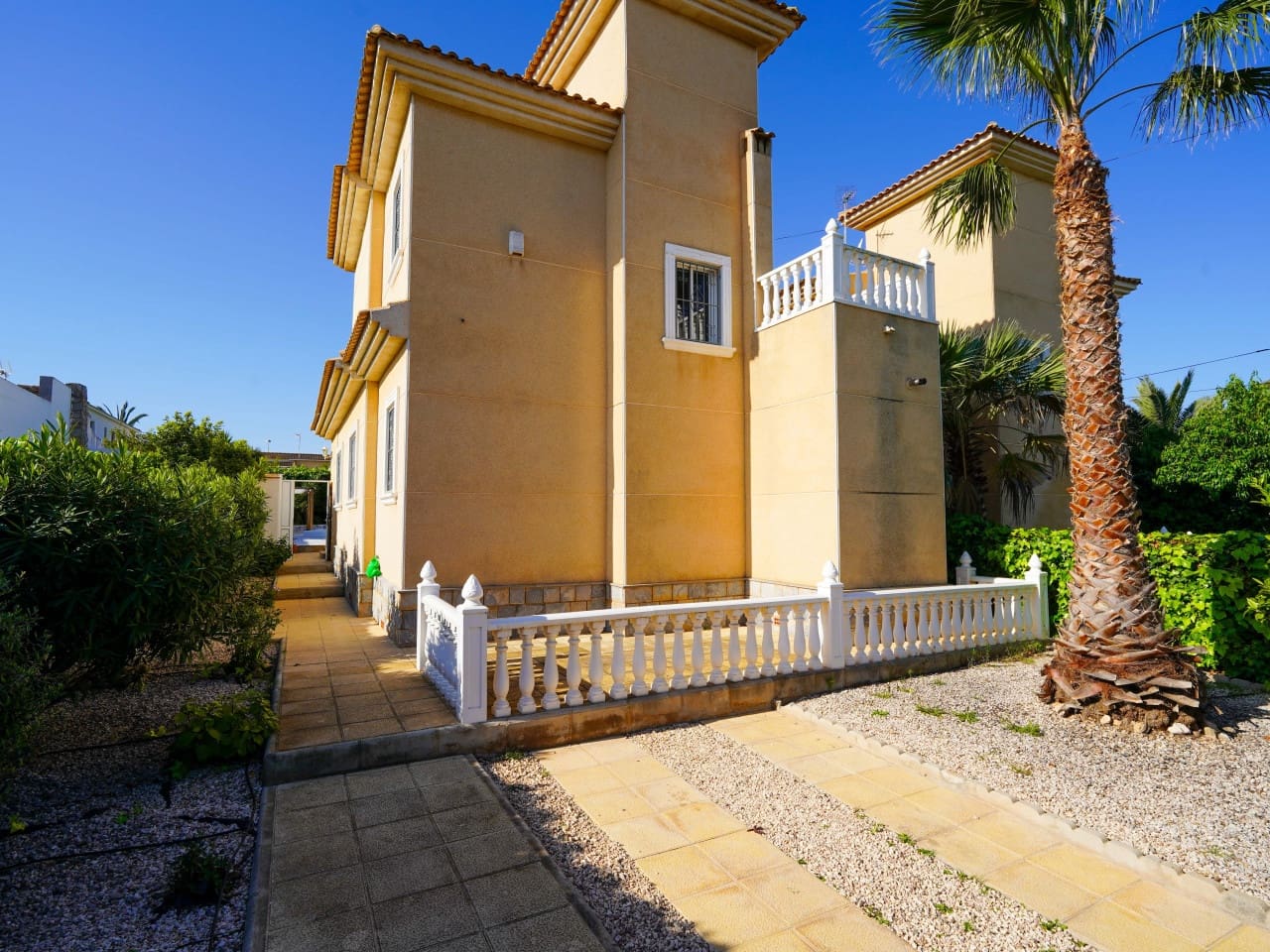 3 bedroom Villa for sale in Los Balcones with pool garage - € 399,000 (Ref: 9726204)