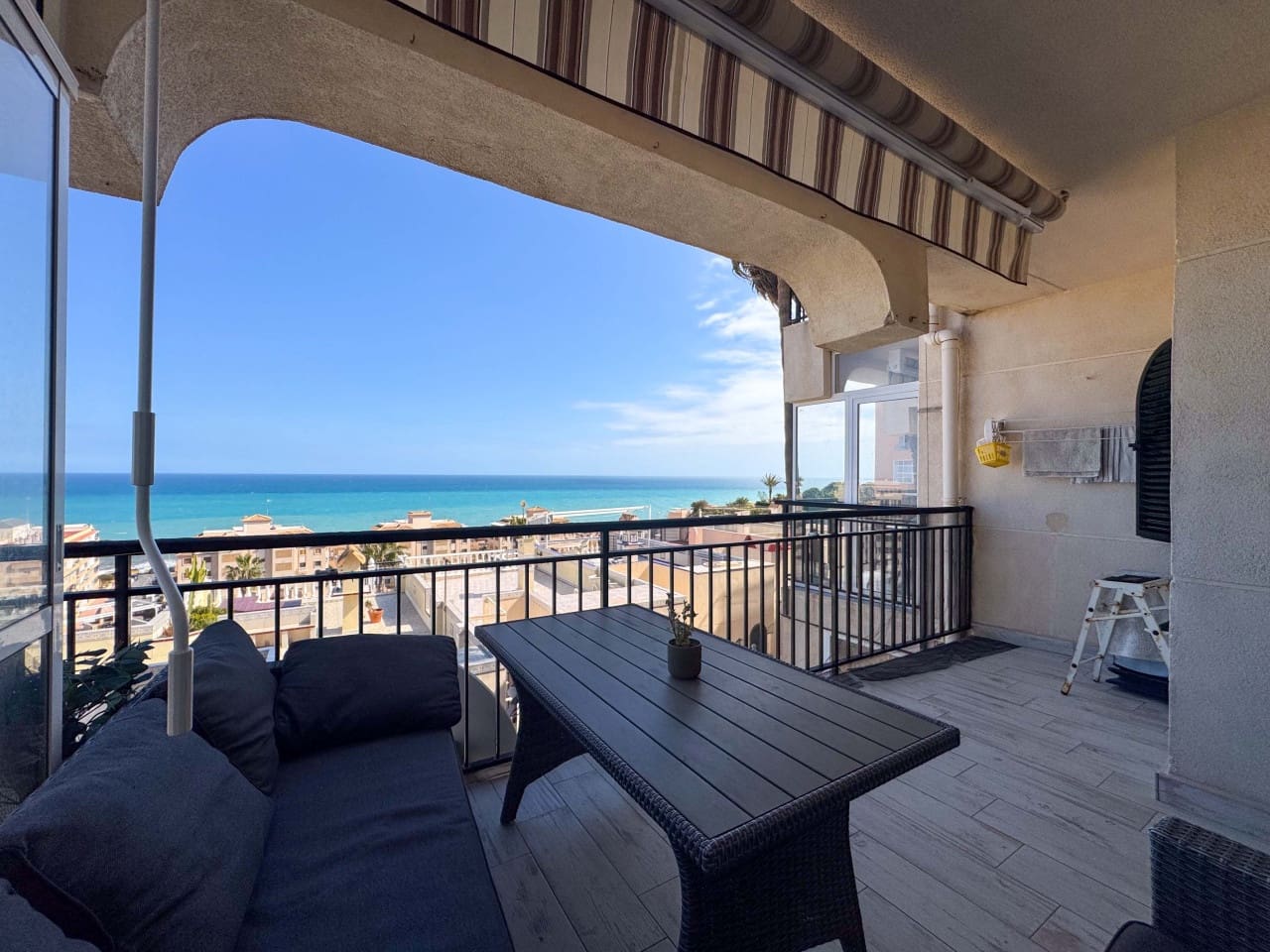 Apartamento de 2 habitaciones en Torrevieja en venta con piscina - 240.000 € (Ref: 9740075)