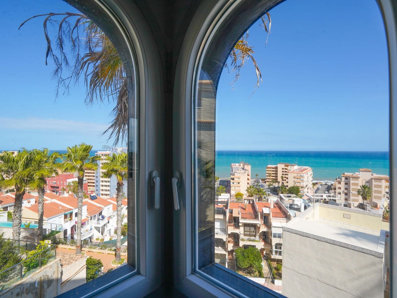 Apartamento de 2 habitaciones en Torrevieja en venta con piscina - 240.000 € (Ref: 9740075)