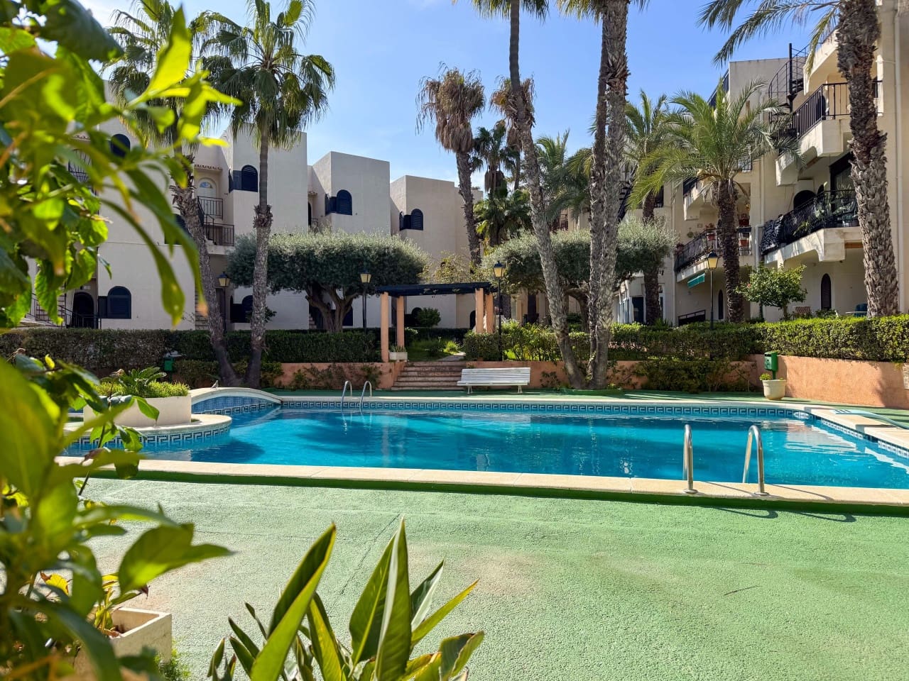 Apartamento de 2 habitaciones en Torrevieja en venta con piscina - 240.000 € (Ref: 9740075)