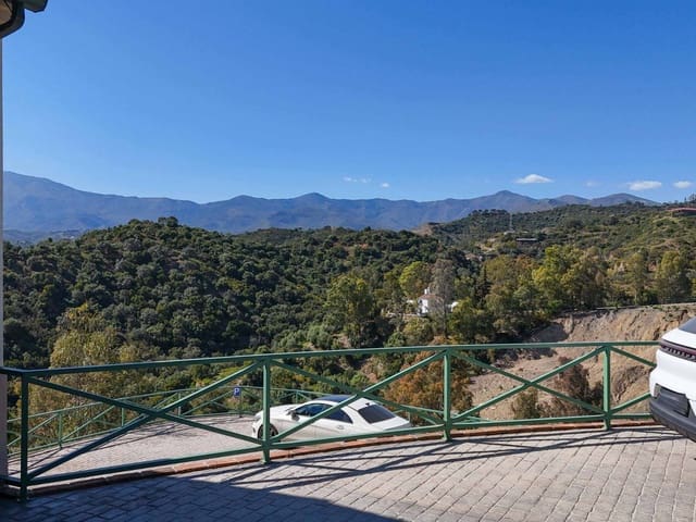 5 soverom Villa til salgs i La Concha - Resina Golf, Estepona med svømmebasseng garasje - € 20 000 (Ref: 9743103)