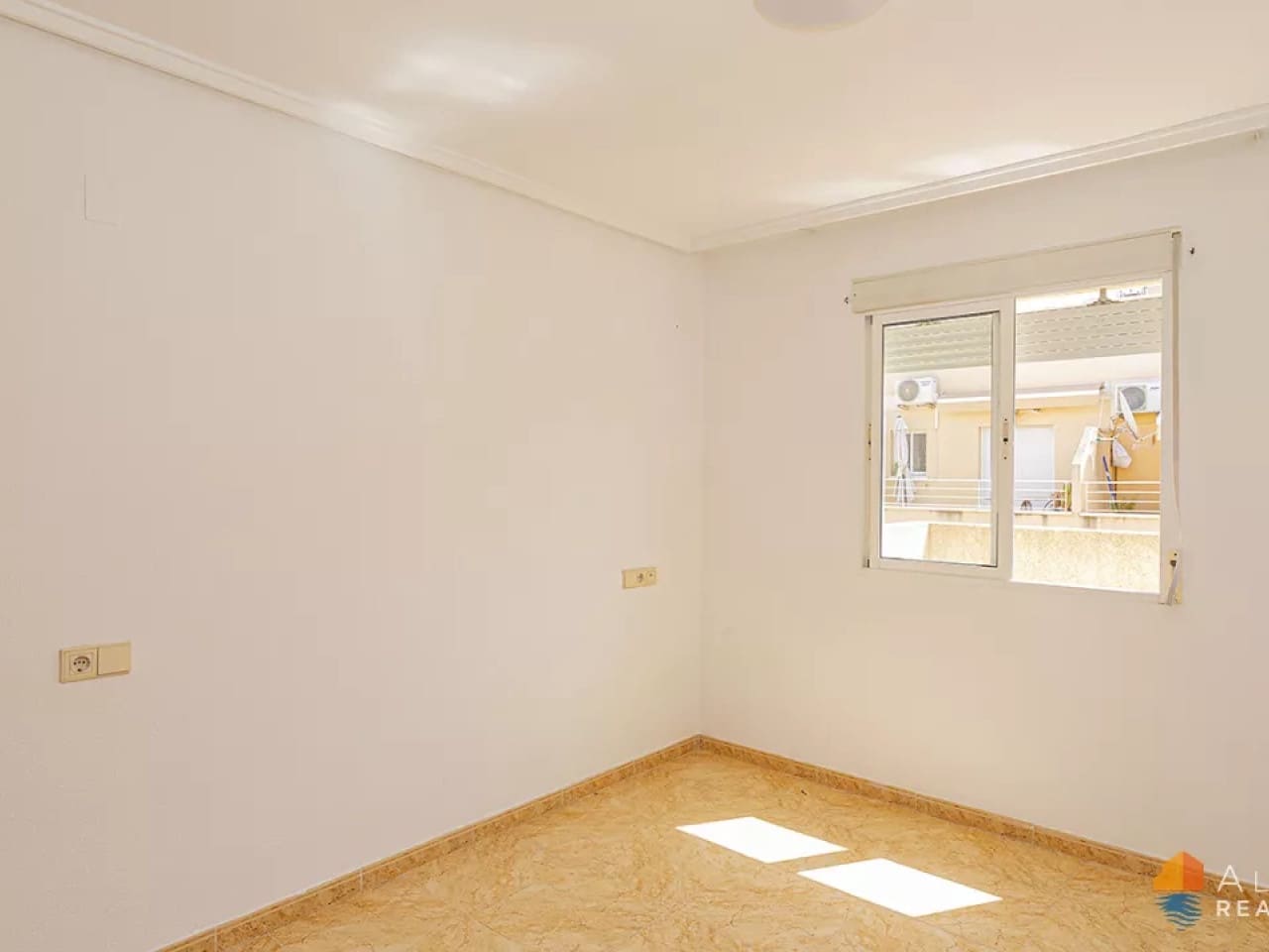 2 slaapkamer Appartement te koop in Torrevieja met zwembad - € 136.500 (Ref: 9777351)