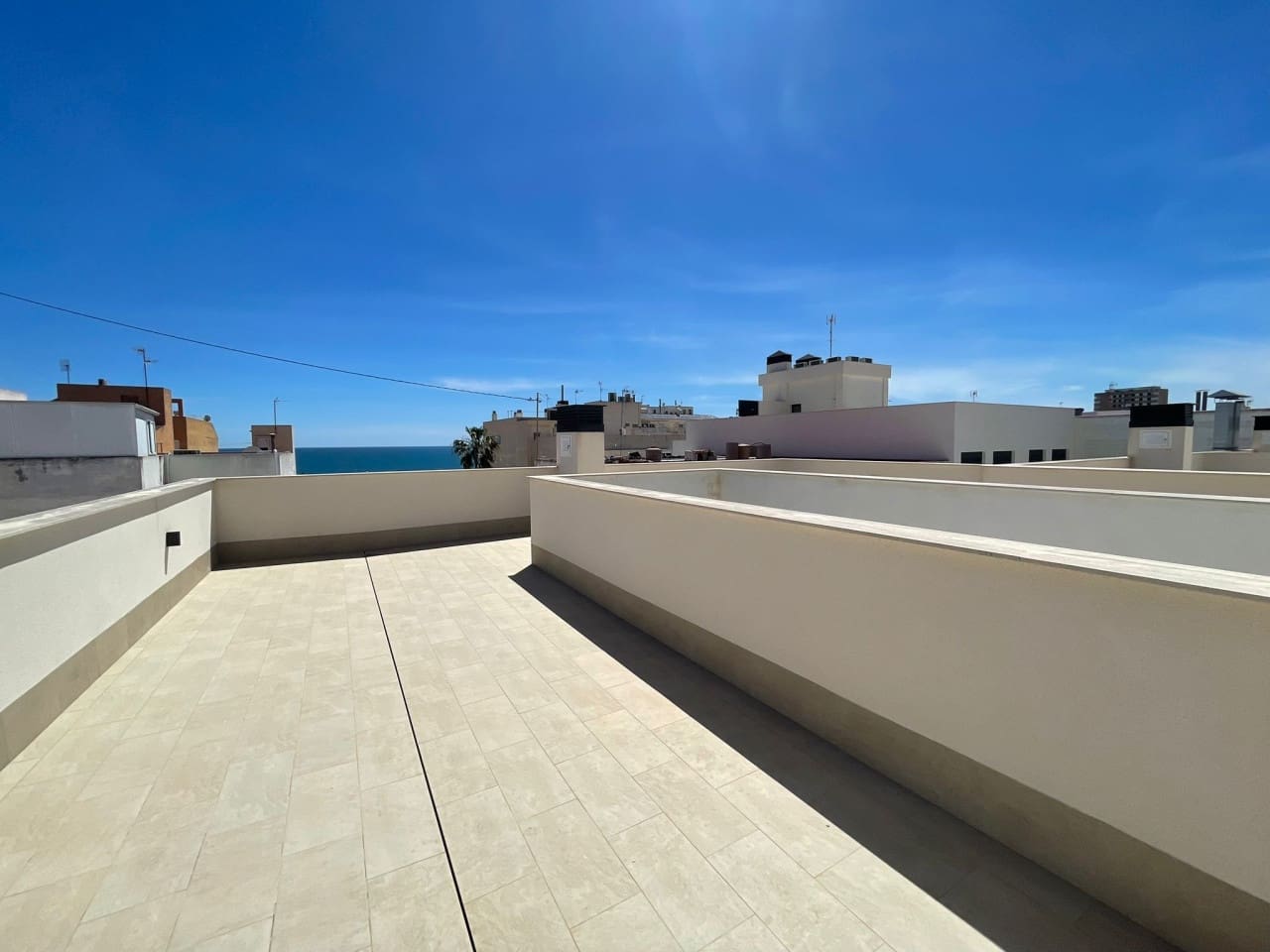 Apartamento de 3 habitaciones en Torrevieja en venta con piscina garaje - 399.000 € (Ref: 9800044)