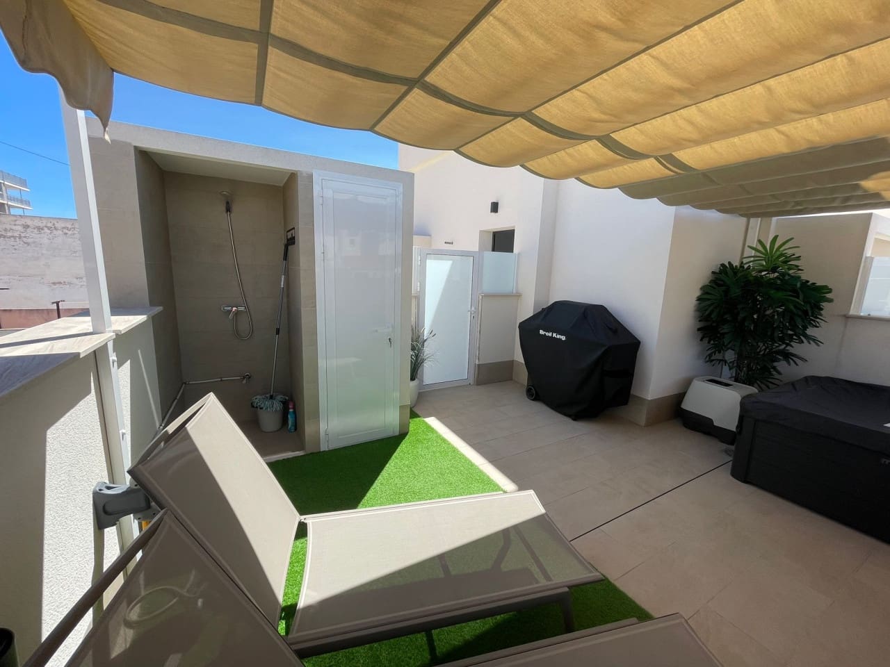 Apartamento de 3 habitaciones en Torrevieja en venta con piscina garaje - 399.000 € (Ref: 9800044)