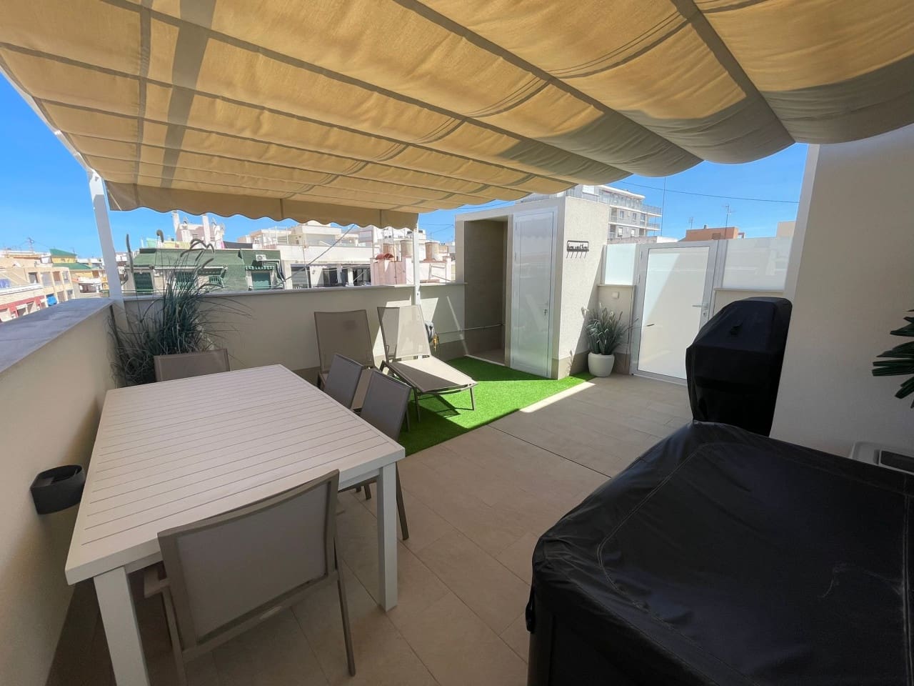 Apartamento de 3 habitaciones en Torrevieja en venta con piscina garaje - 399.000 € (Ref: 9800044)