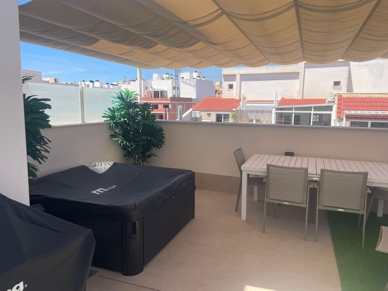 Apartamento de 3 habitaciones en Torrevieja en venta con piscina garaje - 399.000 € (Ref: 9800044)