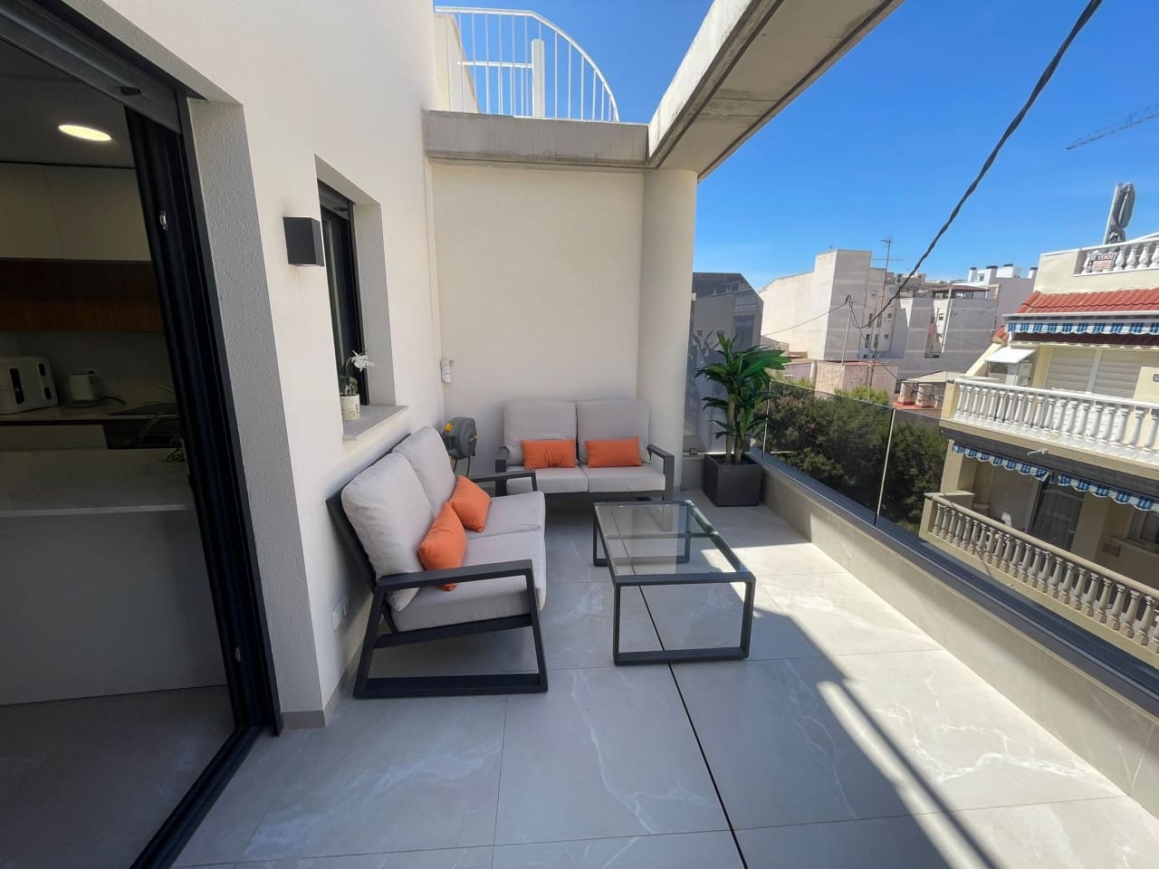 Apartamento de 3 habitaciones en Torrevieja en venta con piscina garaje - 399.000 € (Ref: 9800044)