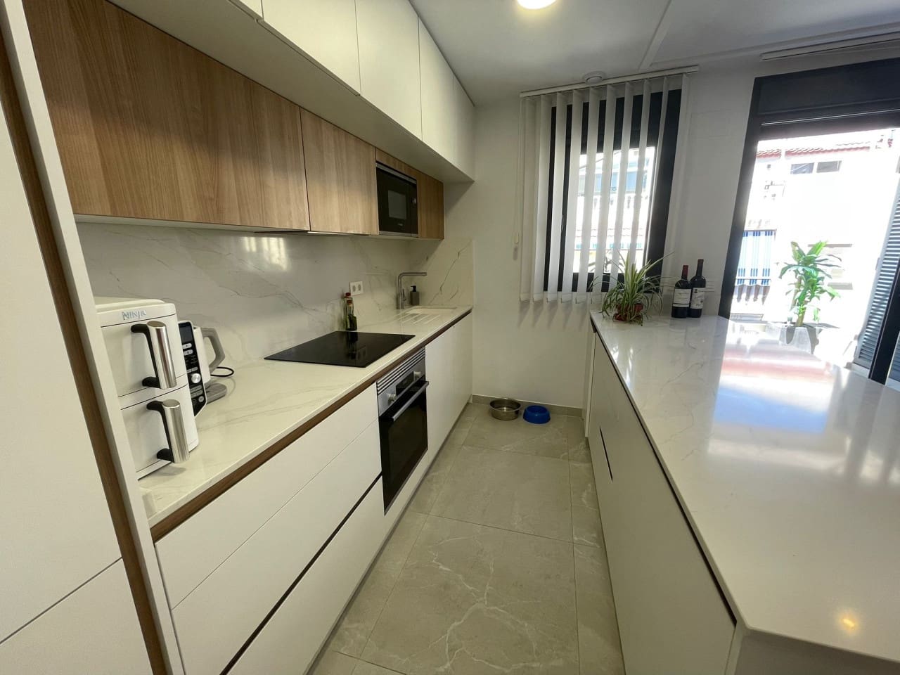 Apartamento de 3 habitaciones en Torrevieja en venta con piscina garaje - 399.000 € (Ref: 9800044)