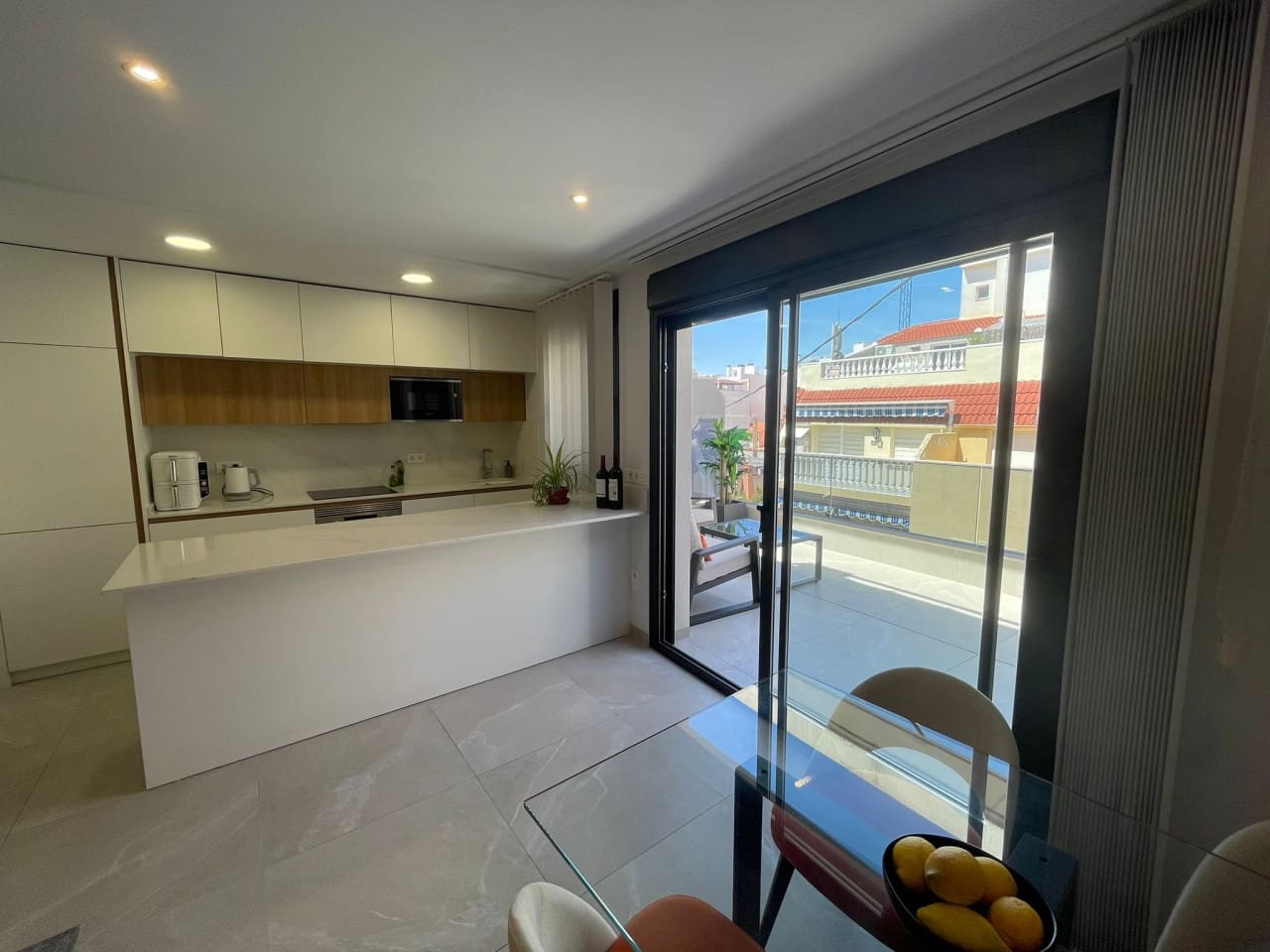 Apartamento de 3 habitaciones en Torrevieja en venta con piscina garaje - 399.000 € (Ref: 9800044)