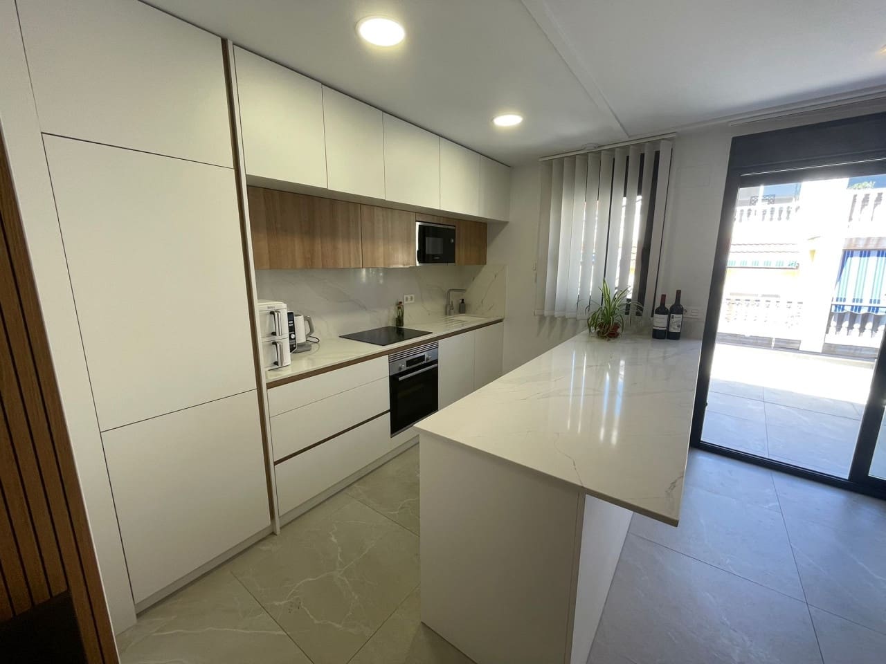 Apartamento de 3 habitaciones en Torrevieja en venta con piscina garaje - 399.000 € (Ref: 9800044)