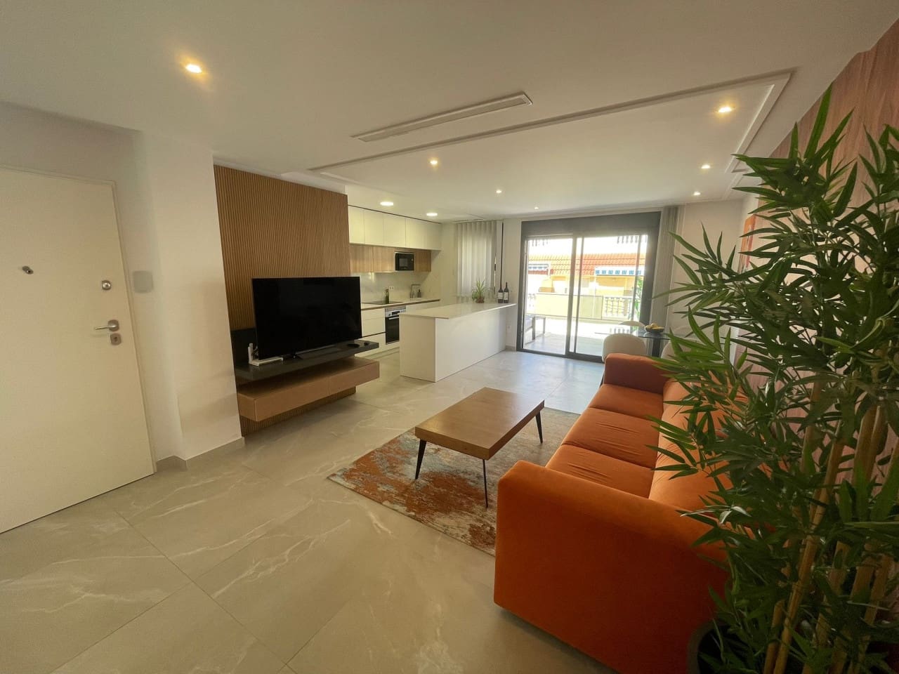 Apartamento de 3 habitaciones en Torrevieja en venta con piscina garaje - 399.000 € (Ref: 9800044)