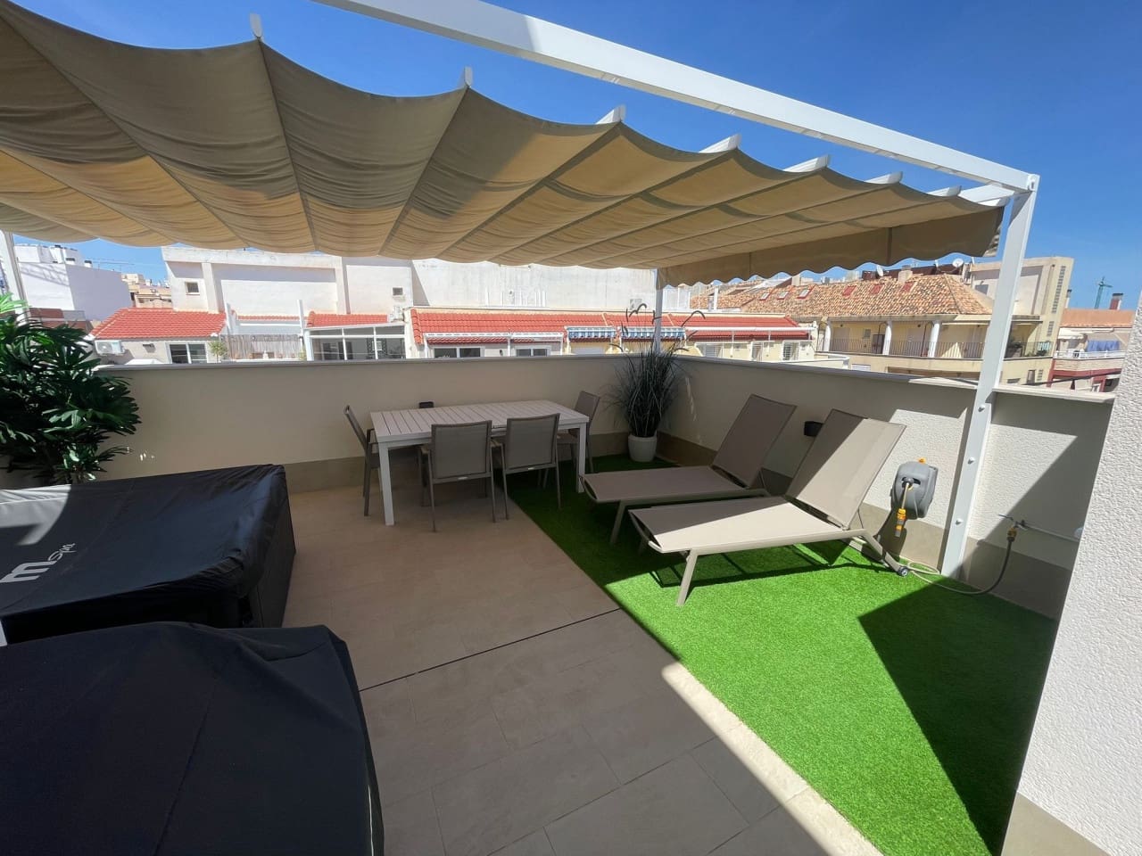 Apartamento de 3 habitaciones en Torrevieja en venta con piscina garaje - 399.000 € (Ref: 9800044)