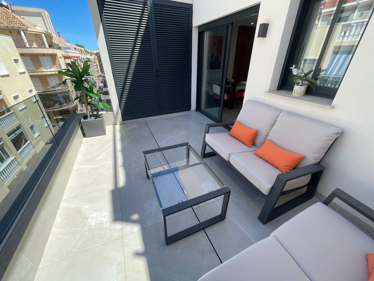 Apartamento de 3 habitaciones en Torrevieja en venta con piscina garaje - 399.000 € (Ref: 9800044)