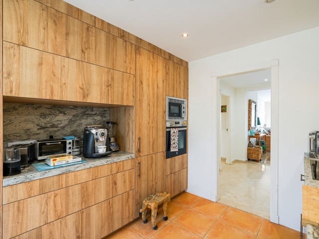 2 makuuhuone Huoneisto myytävänä paikassa Río Real, Marbella mukana uima-altaan 
autotalli - 1 750 000 € (Ref: 9806744)