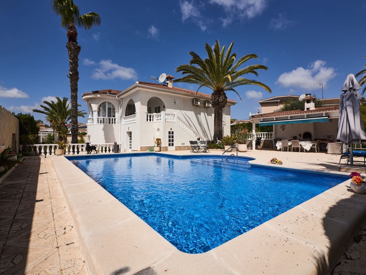 4 slaapkamer Villa te koop in Ciudad Quesada met zwembad garage - € 744.000 (Ref: 9813447)