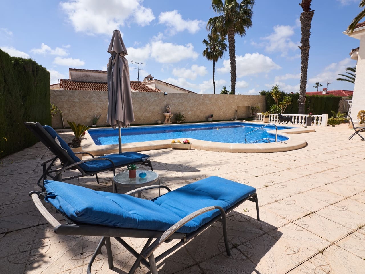 4 slaapkamer Villa te koop in Ciudad Quesada met zwembad garage - € 744.000 (Ref: 9813447)