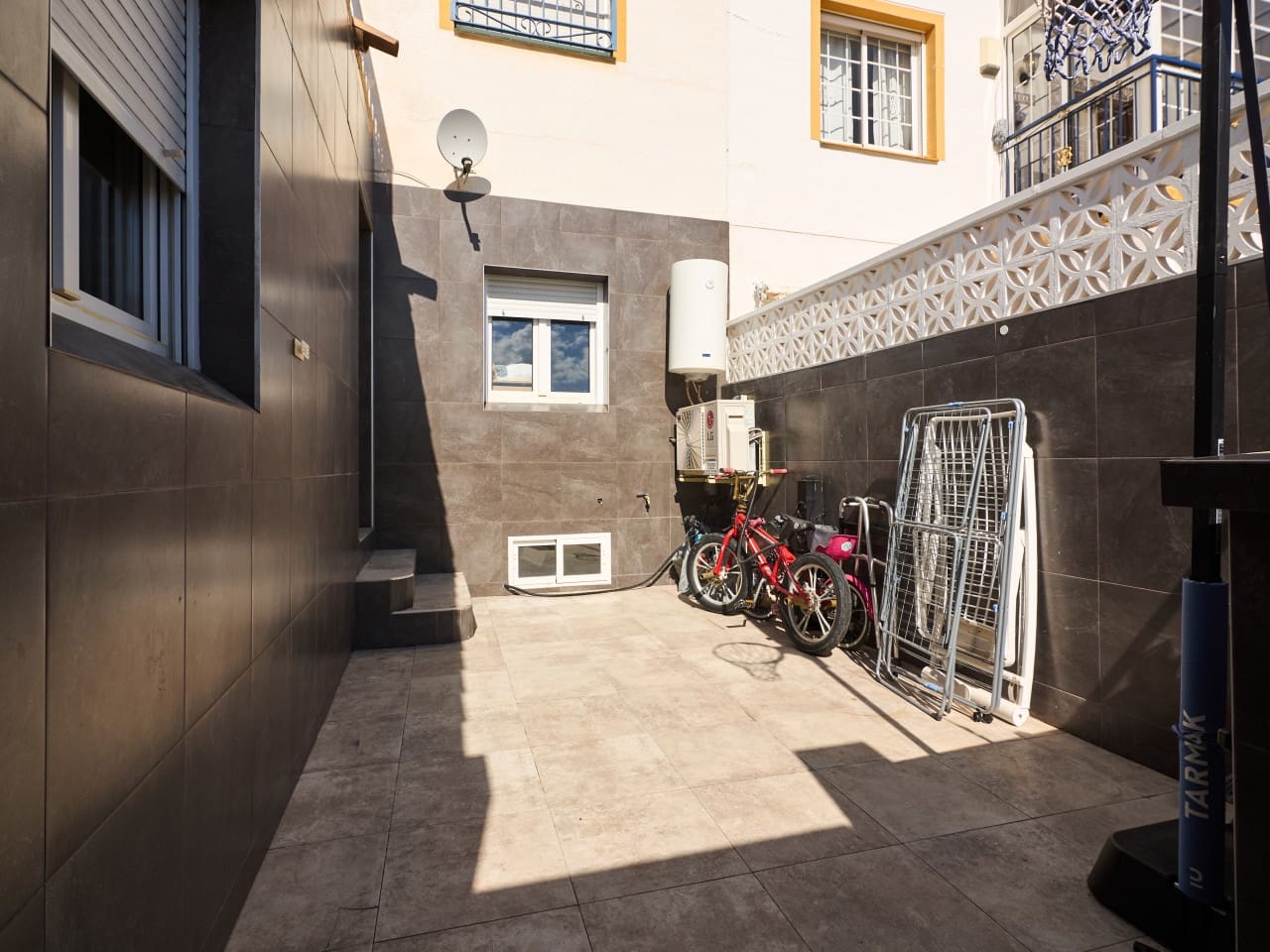 3 bedroom Villa for sale in Torrevieja with pool - € 169,000 (Ref: 9838387)