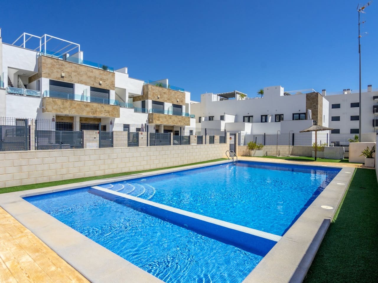 3 Zimmer Haus zu verkaufen in Filipinas mit Pool Garage - 324.900 € (Ref: 9893203)