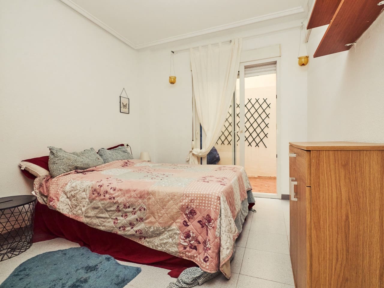 Apartamento de 2 habitaciones en Torrevieja en venta - 118.500 € (Ref: 9930032)