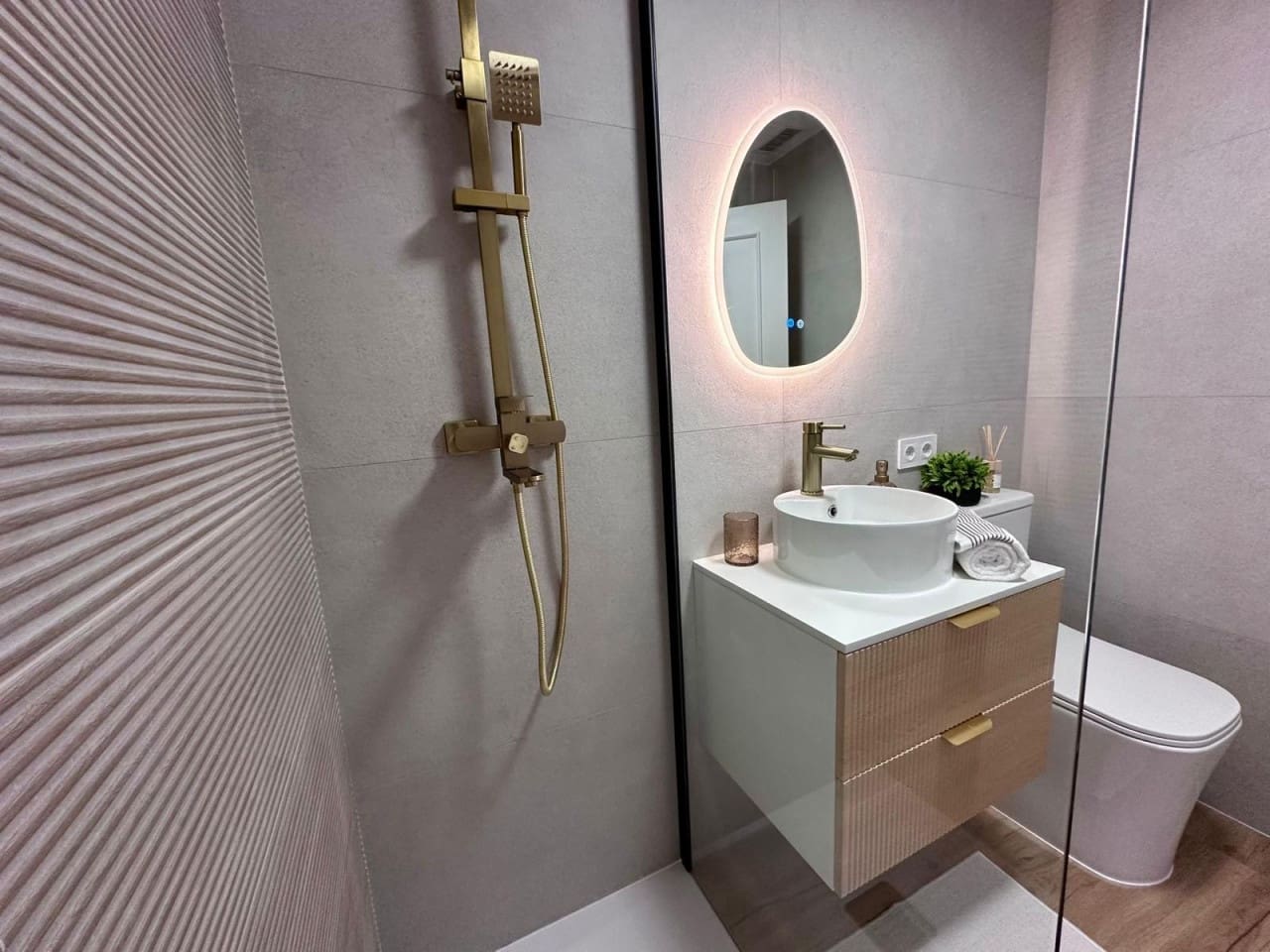 Apartamento de 2 habitaciones en Torrevieja en venta con piscina garaje - 199.900 € (Ref: 9934927)