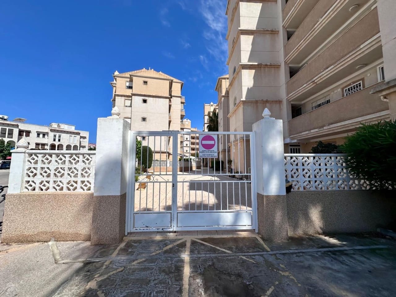 Apartamento de 2 habitaciones en Torrevieja en venta con piscina garaje - 199.900 € (Ref: 9934927)
