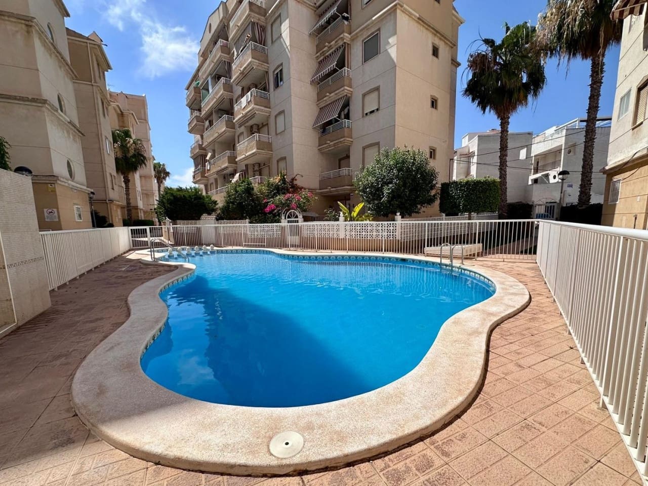 Apartamento de 2 habitaciones en Torrevieja en venta con piscina garaje - 199.900 € (Ref: 9934927)