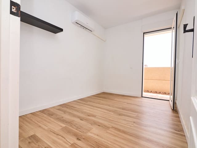 Apartamento de 2 habitaciones en Los Europeos, Torrevieja en venta - 159.000 € (Ref: 9975947)
