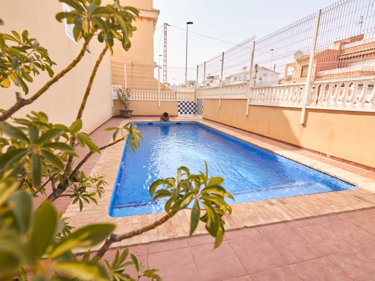 Casa de 3 habitaciones en Torrevieja en venta con piscina garaje - 295.000 € (Ref: 9976400)