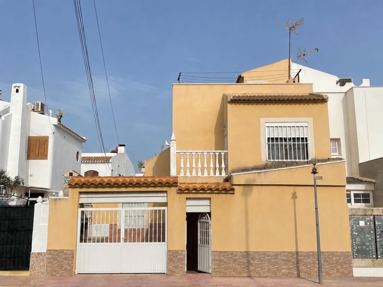 Casa de 3 habitaciones en Torrevieja en venta con garaje - 219.000 € (Ref: 9997776)