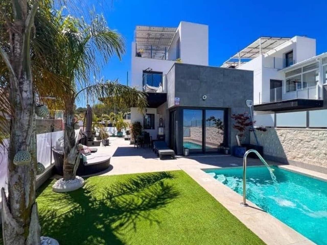3 sypialnia Willa na sprzedaż w Los Balcones z basenem garażem - 620 000 € (Ref: 9999488)