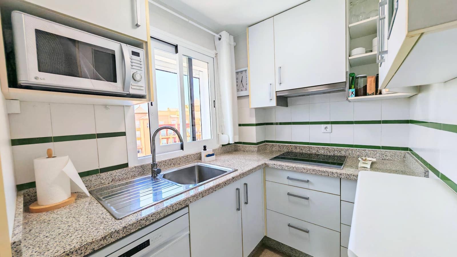 2 slaapkamer Appartement te huur in Torrox-Costa met zwembad - € 1.100 (Ref: 10080364)