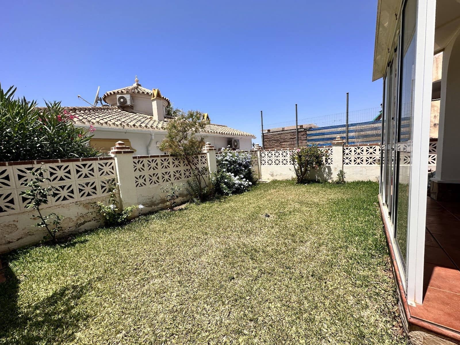 3 sypialnia Dom blizniak na sprzedaż w Torrox Park z basenem garażem - 340 000 € (Ref: 7478818)