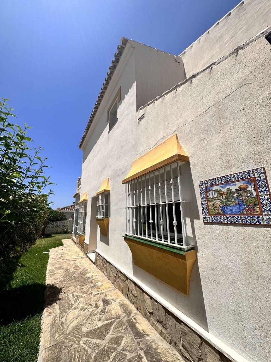 3 sypialnia Dom blizniak na sprzedaż w Torrox Park z basenem garażem - 340 000 € (Ref: 7478818)