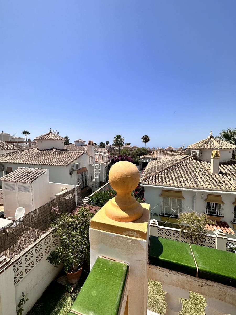 3 sypialnia Dom blizniak na sprzedaż w Torrox Park z basenem garażem - 340 000 € (Ref: 7478818)