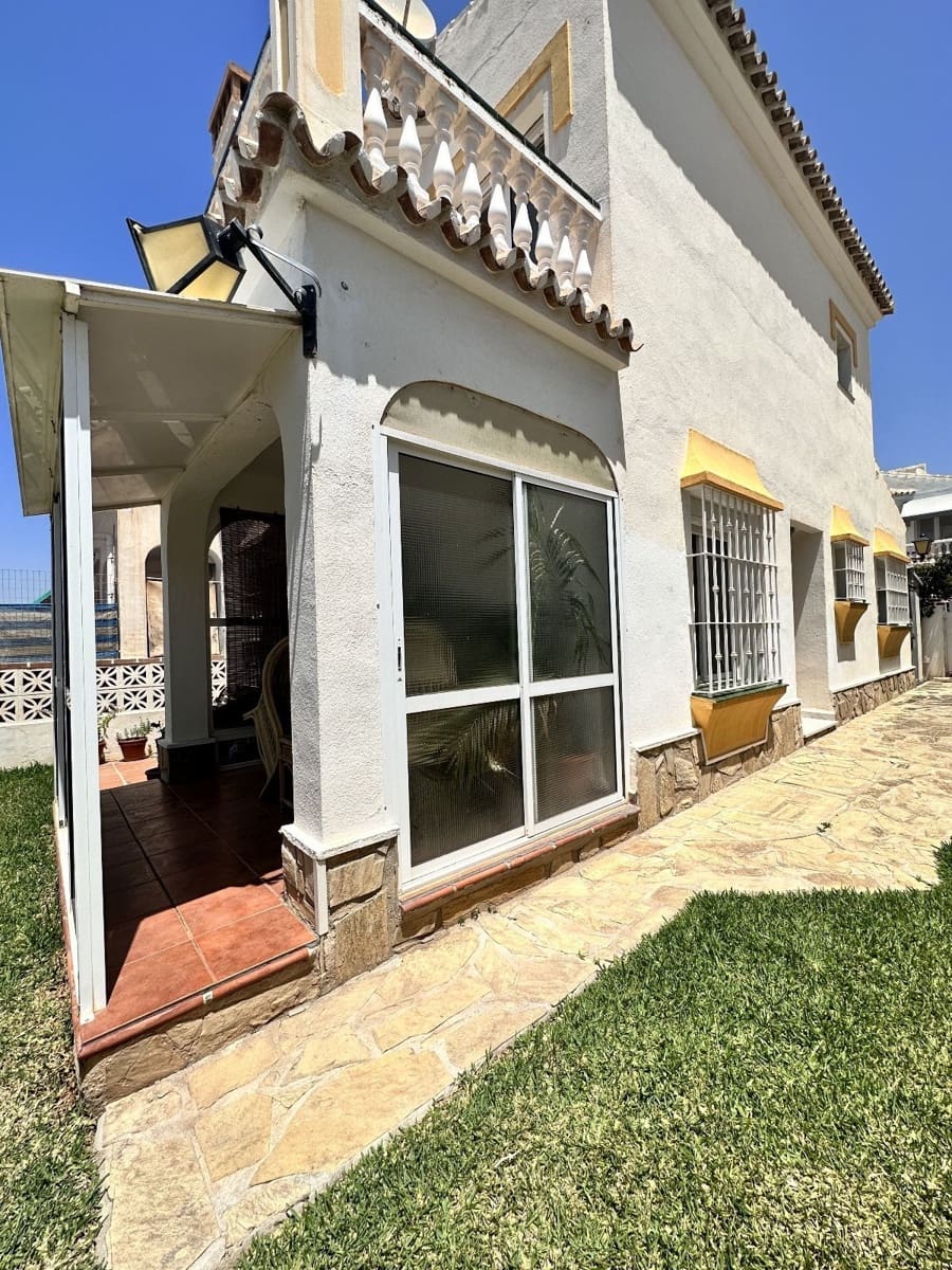 3 sypialnia Dom blizniak na sprzedaż w Torrox Park z basenem garażem - 340 000 € (Ref: 7478818)