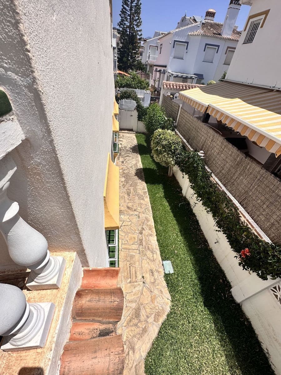 3 sypialnia Dom blizniak na sprzedaż w Torrox Park z basenem garażem - 340 000 € (Ref: 7478818)