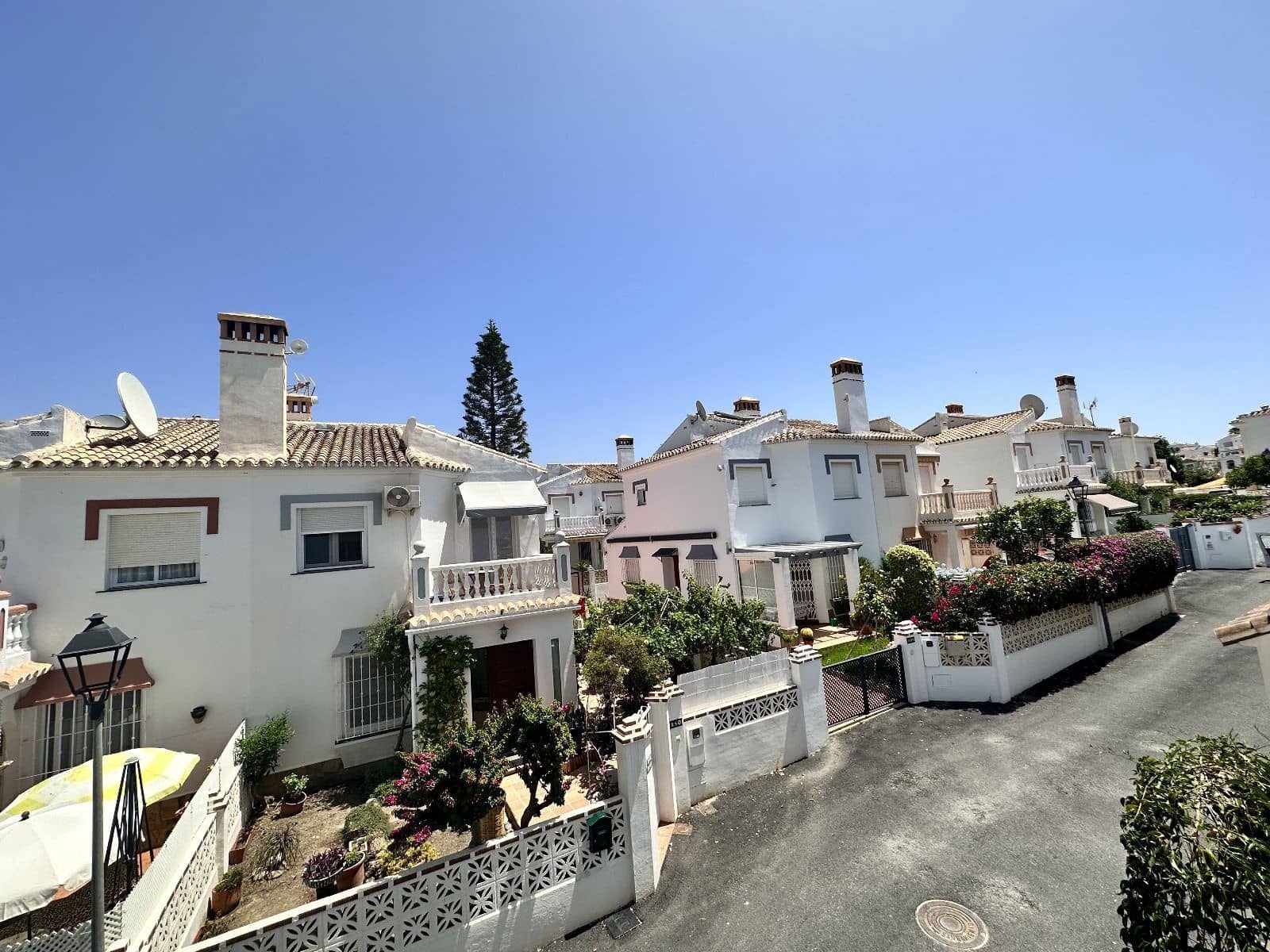 3 sypialnia Dom blizniak na sprzedaż w Torrox Park z basenem garażem - 340 000 € (Ref: 7478818)