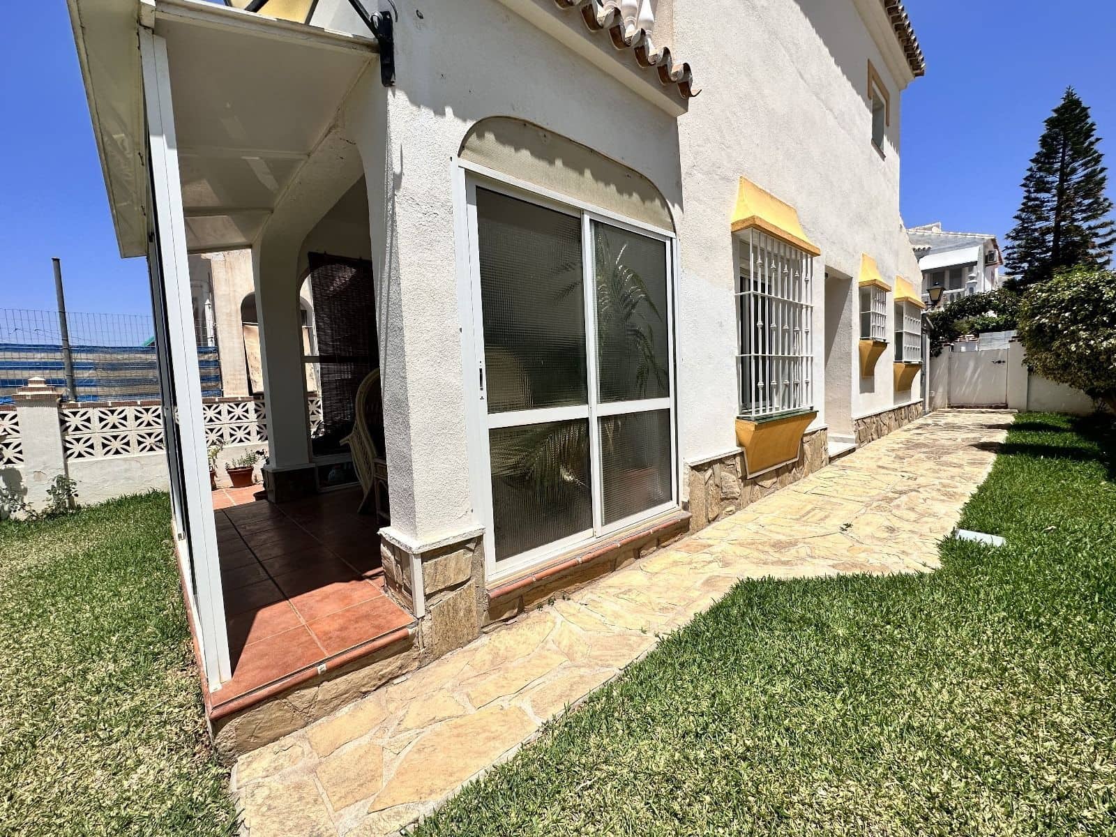 3 sypialnia Dom blizniak na sprzedaż w Torrox Park z basenem garażem - 340 000 € (Ref: 7478818)