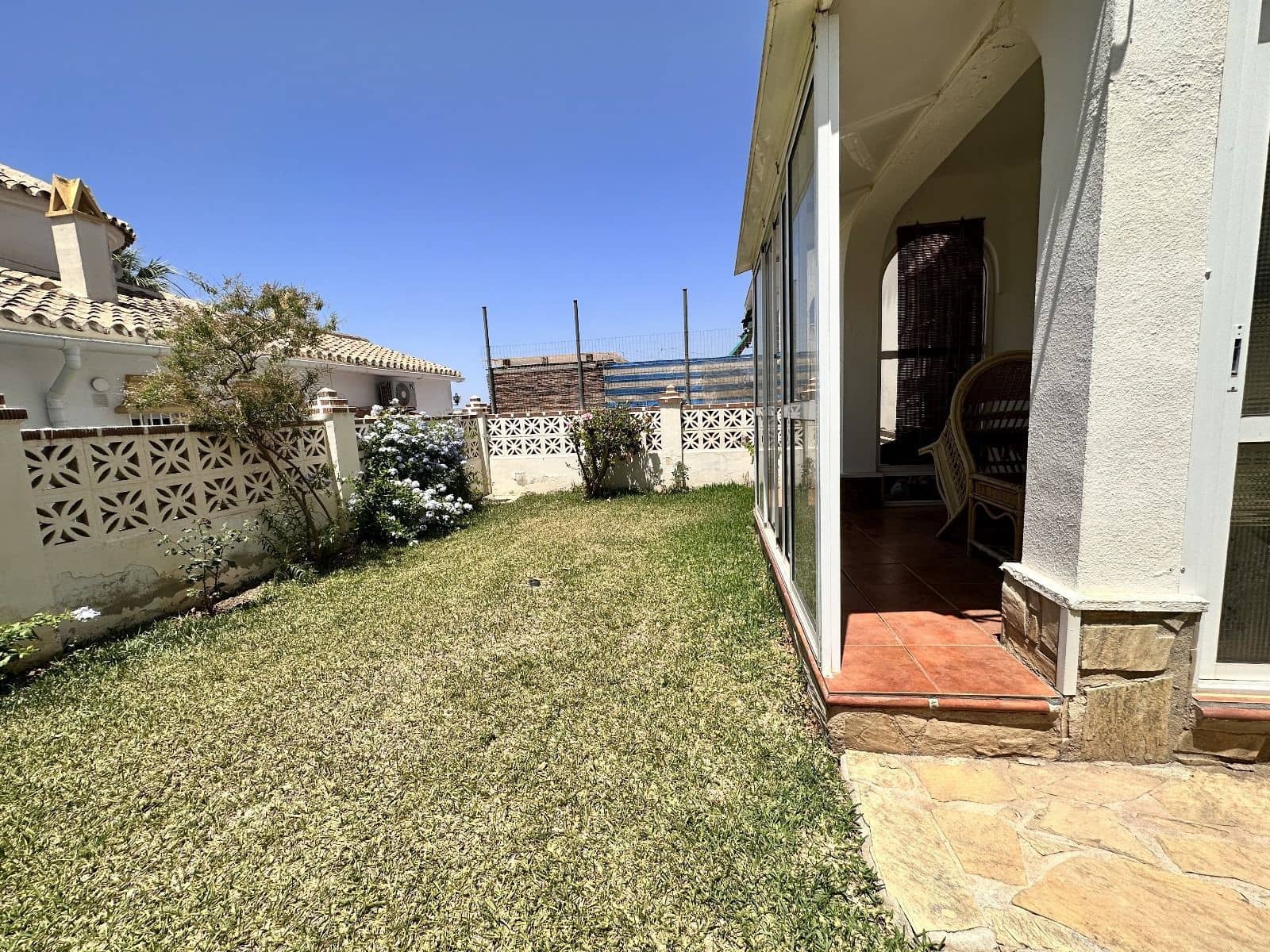 3 sypialnia Dom blizniak na sprzedaż w Torrox Park z basenem garażem - 340 000 € (Ref: 7478818)