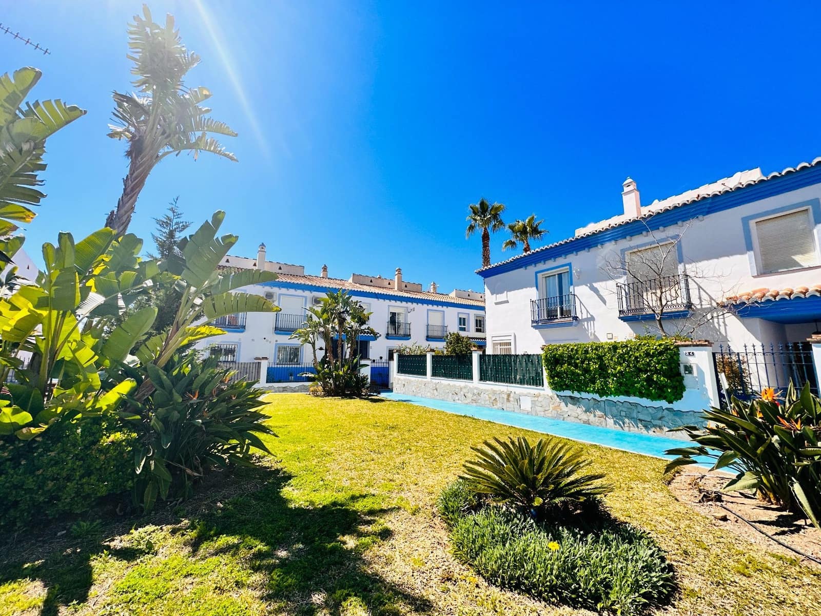 3 soveværelse Semi-Rækkehus til salg i Mezquitilla med swimmingpool garage - € 430.000 (Ref: 8077227)