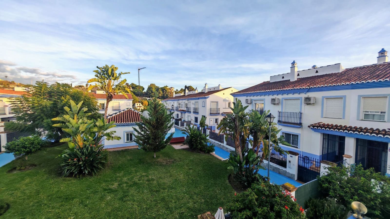 3 soveværelse Semi-Rækkehus til salg i Mezquitilla med swimmingpool garage - € 430.000 (Ref: 8077227)