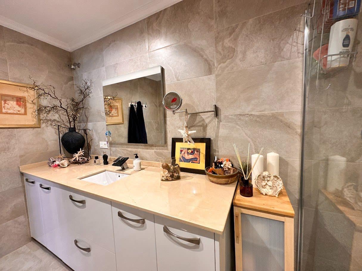 3 sypialnia Dom blizniak na sprzedaż w Torrox-Costa z basenem garażem - 335 000 € (Ref: 8190057)