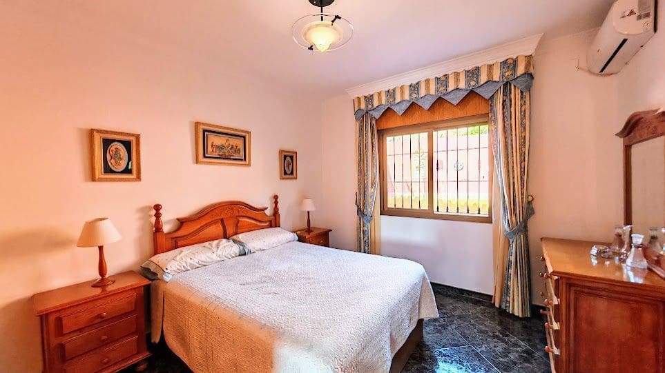 3 soverom Villa til salgs i Caleta de Velez med garasje - € 429 000 (Ref: 8565799)