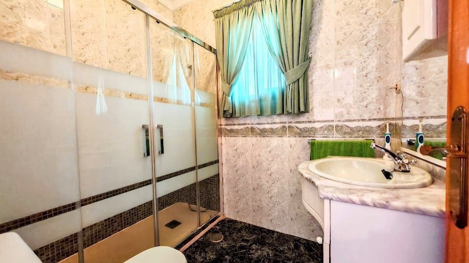 3 soverom Villa til salgs i Caleta de Velez med garasje - € 429 000 (Ref: 8565799)