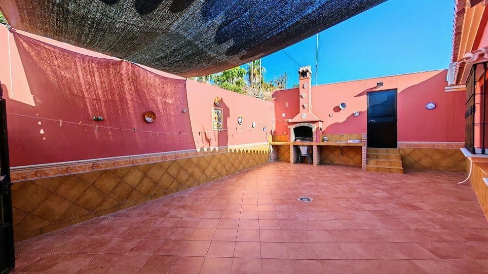 3 soverom Villa til salgs i Caleta de Velez med garasje - € 429 000 (Ref: 8565799)