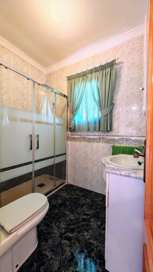 3 soverom Villa til salgs i Caleta de Velez med garasje - € 429 000 (Ref: 8565799)