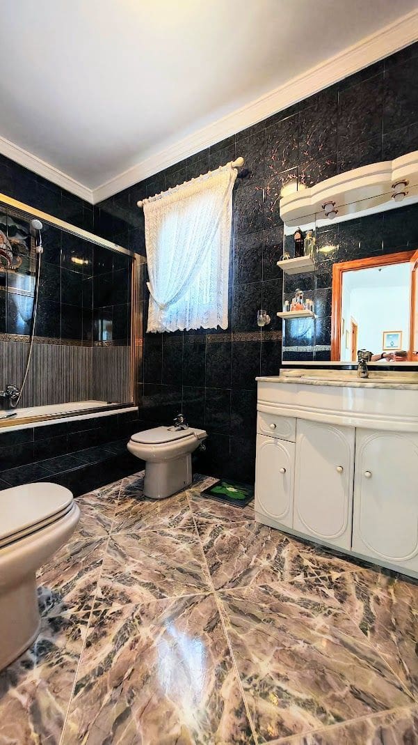 3 soverom Villa til salgs i Caleta de Velez med garasje - € 429 000 (Ref: 8565799)