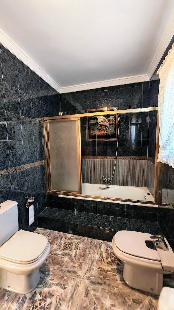 3 soverom Villa til salgs i Caleta de Velez med garasje - € 429 000 (Ref: 8565799)