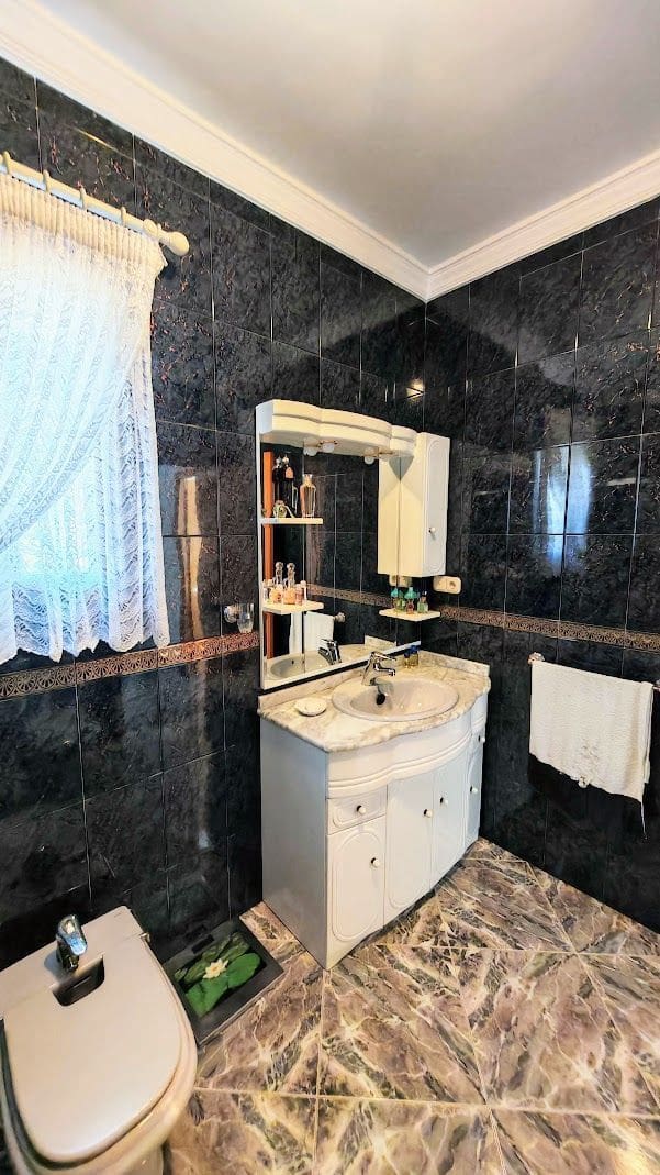 3 soverom Villa til salgs i Caleta de Velez med garasje - € 429 000 (Ref: 8565799)