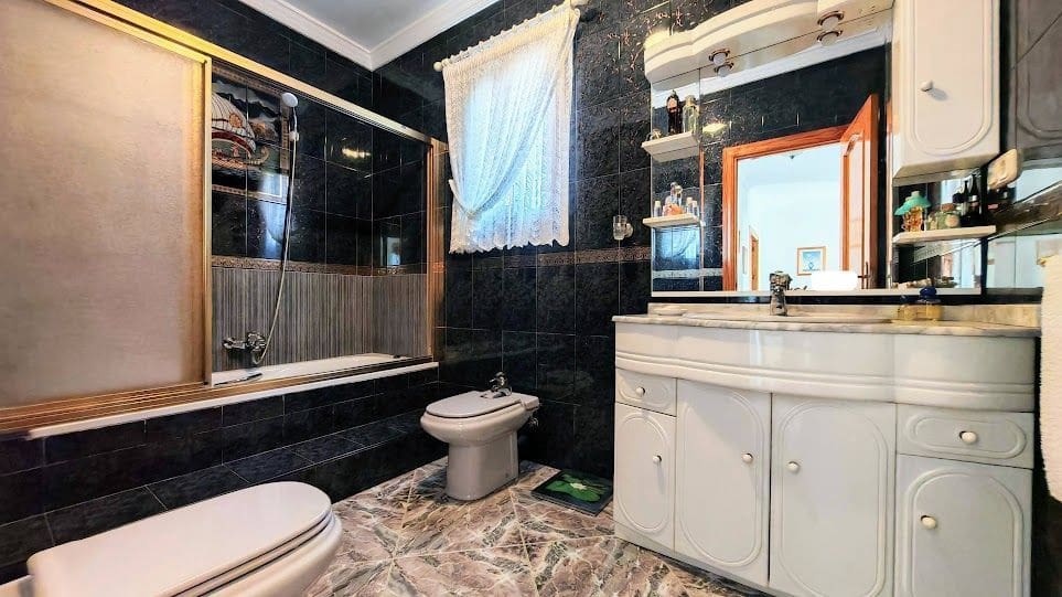 3 soverom Villa til salgs i Caleta de Velez med garasje - € 429 000 (Ref: 8565799)